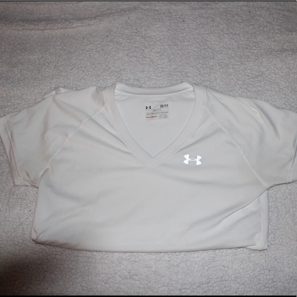 UNDER ARMOUR semi-fitted v-neck shirt